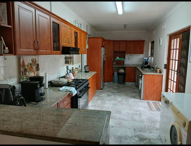 5 BEDROOM HOUSE FOR SALE IN FOREST HILLS